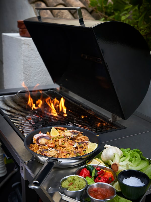 不锈钢/户外GRILLSKAR木炭烧烤用宜家的365 +的煎锅边表充满了肉菜饭。亚博平台信誉怎么样