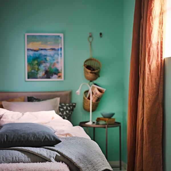 Et soveværelse地中海等粉色sengestel og达因samt grønne vægge。