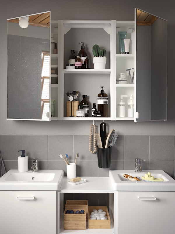 灰色/灰瓦浴室里和盥洗池镜子里白色和一个壁橱和两个门。