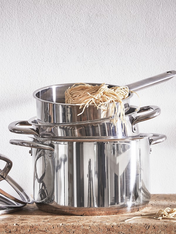 亚博平台信誉怎么样宜家365 +炊具设置堆积有意大利面条在锅上。