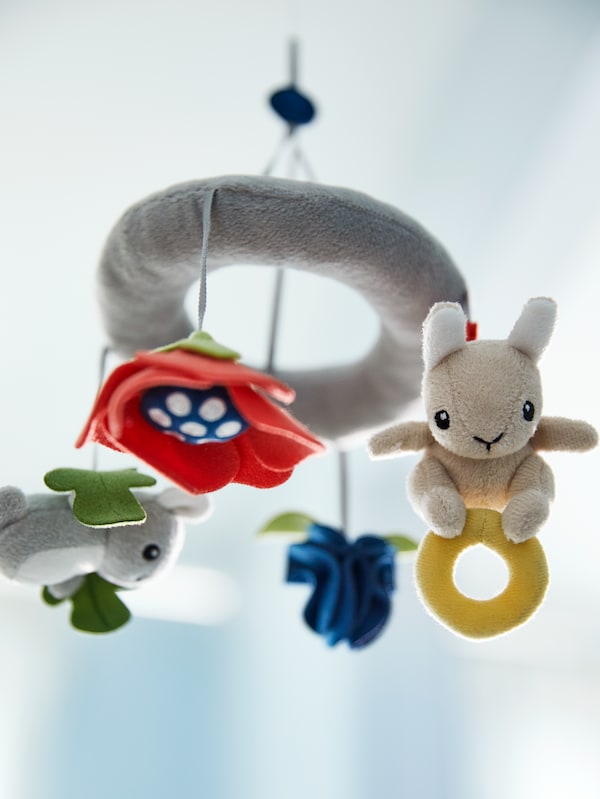 Raznobojna GULLIGAST viseela vrteska za bebe s raznim imaginarnim stvorenjima i cvetovima visi s plafona。