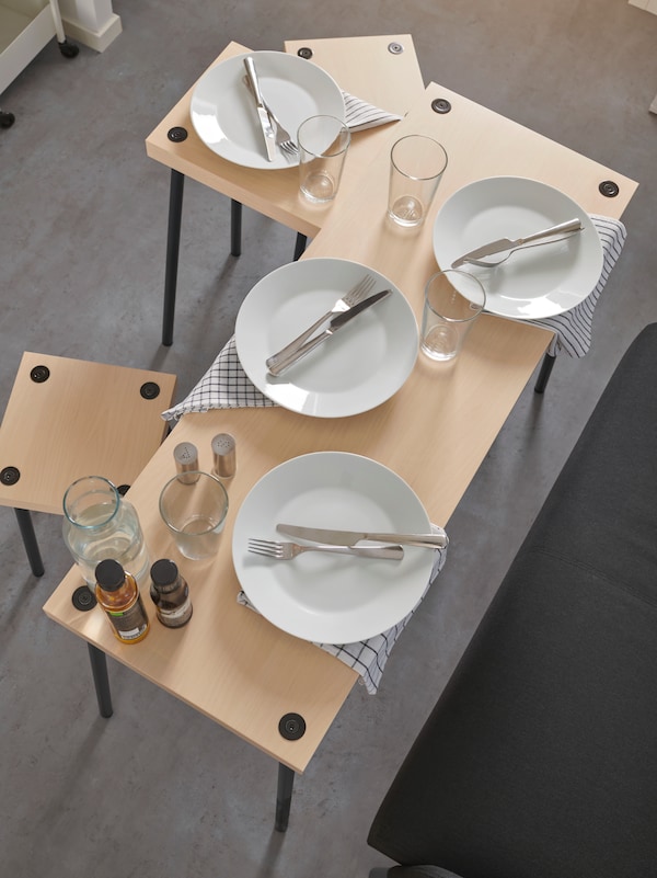 FRIDNAS嵌套表是建立在一个房间里简单的晚宴上使用四人的凳子、沙发座椅。
