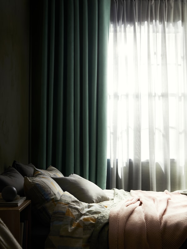 静脉Bett steht伏尔einem窗口麻省理工学院verdunkelnden BIRTNA Gardinenschals和HILJA Gardinenschals。