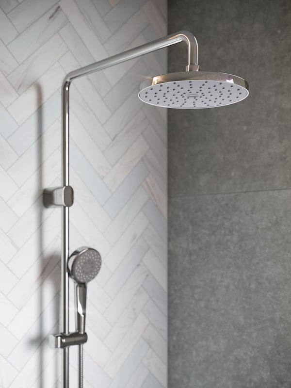 BROGRUND淋浴器,恒温搅拌器安装在浴室墙壁穿着浅灰砖人字形图案。
