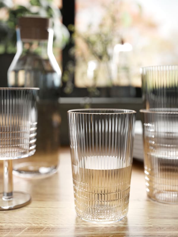 KALLSINNIG眼镜和一个塑料KALLSINNIG酒杯和一个宜家365 +玻璃水瓶在透明玻璃在软木塞。亚博平台信誉怎么样