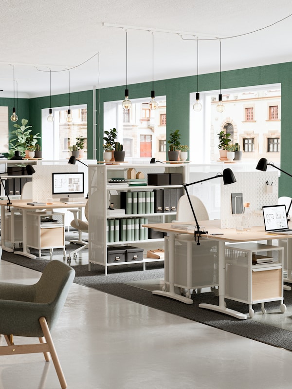 一束光,宽敞的办公室整齐的排列与工作区围绕BEKANT办公桌、存储单元和搁置单位。