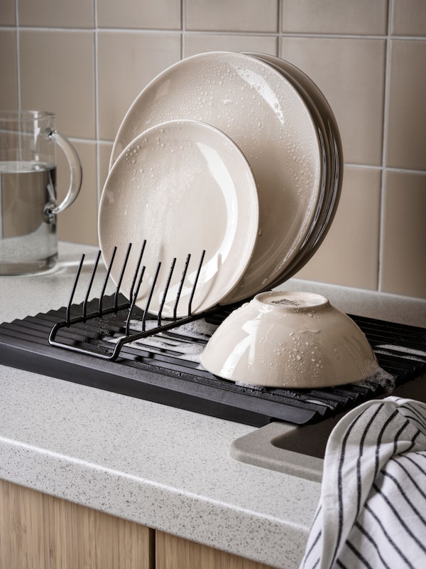 厨房工作台RINNIG餐具滤和板持有人盘子和碗,RINNIG茶巾和玻璃罐。
