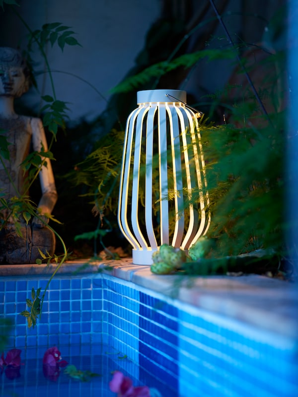 Ei帐篷米色,batteridrevet SOMMARLANKE LED-gulvlampe明星ved et svømmebasseng utendørs。