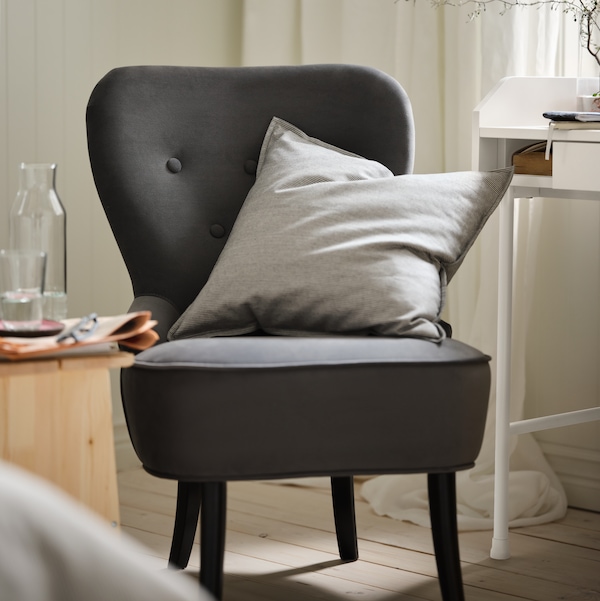 卧室的一部分与深灰色REMSTA扶手椅,对原本光线颜色对比方案。