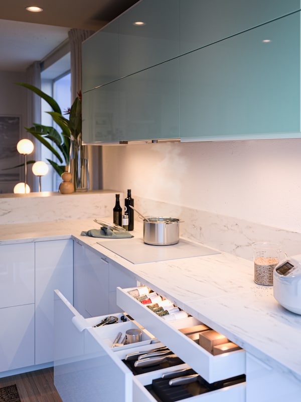 白色大理石效果/层压板桌面,打开抽屉与厨房抽屉光传感器、香料和用具。