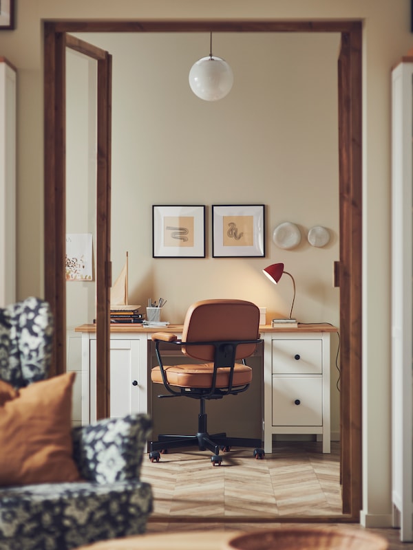 门从客厅在家导致传统风格的工作区组成的HEMNES办公桌和办公椅。