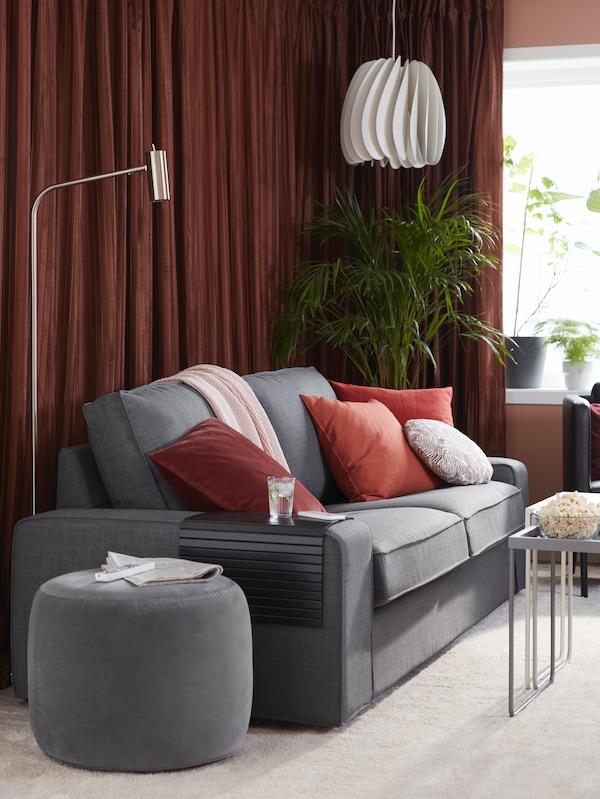 KIVIK沙发用额外的垫子,把站在斯德哥尔摩2017大坐垫前面一些ELDTORN窗帘。