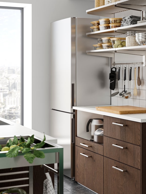 MEDGANG冰箱/冰柜组合与KUNGSFORS不锈钢厨房角落里在不锈钢架子。