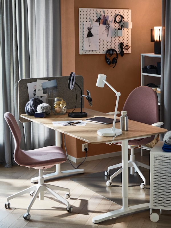 工作区以BEKANT桌子和HATTEFJÄLL办公椅为中心，在一个柔和的阳光照射的房间里，使用了泥土色的调色板。