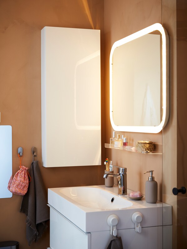 桔子浴室与GODMORGON壁橱旁边白色的高光泽与EKOLN VALLASAN水槽配件和STORJORM镜子