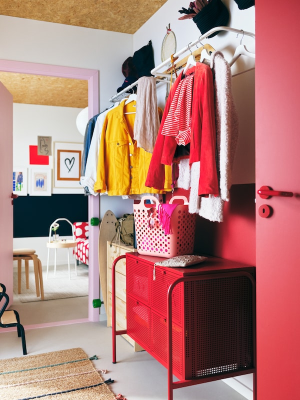 五颜六色的走廊,衣服上面的白色MULIG衣服酒吧墙上的红色NIKKEBY衣柜。