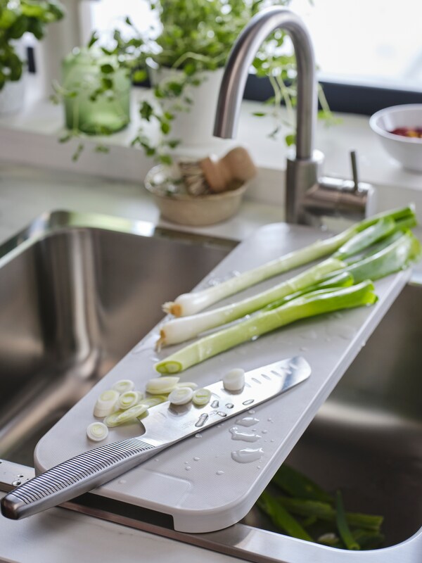 水槽LILLHAVET切菜板的浅灰色,一个GLYPEN冷热水混合龙头在不锈钢和宜家365 +蔬菜刀。亚博平台信誉怎么样