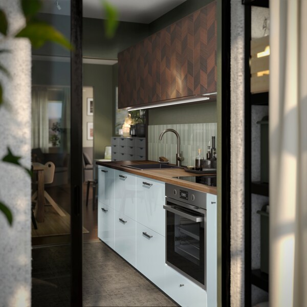 厨房与高光泽KALLARP方面光灰蓝色和木制工作台。