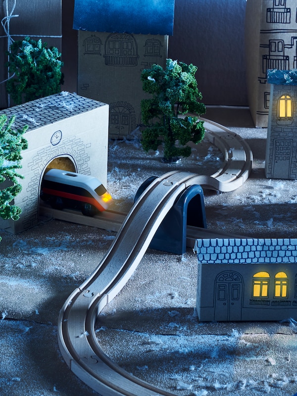 立体模型的一个村庄由放置LILLABO 20-piece基本一起火车模型建筑物和树木。