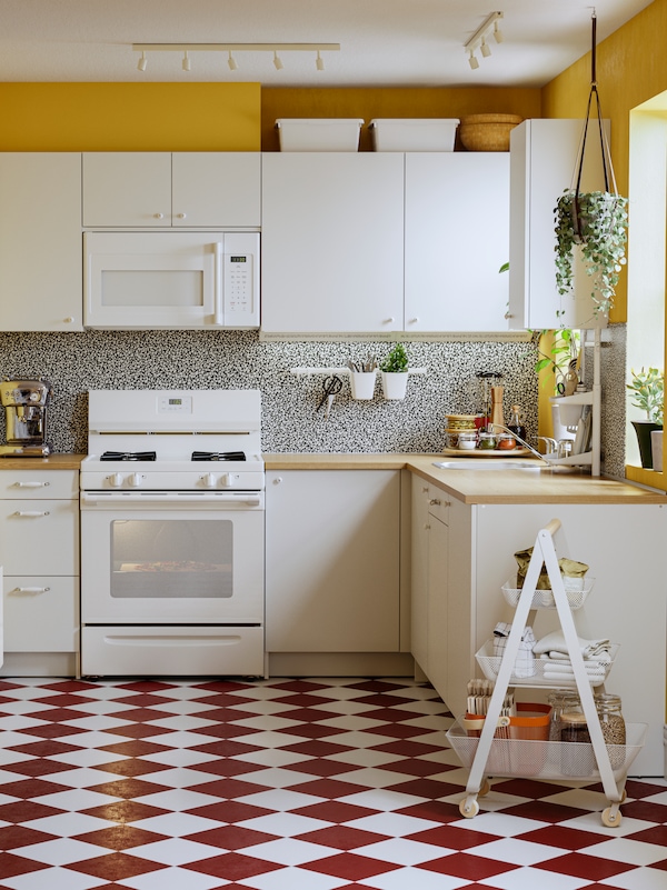 小型开放式厨房配备模块KNOXHULT系列的白色RISATORP电车的白色到一边。