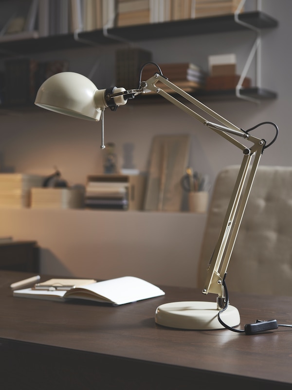 米色富彩工作灯站在布朗IDANAS书桌上的笔记本旁边MULLFJALLET会议脚轮椅。