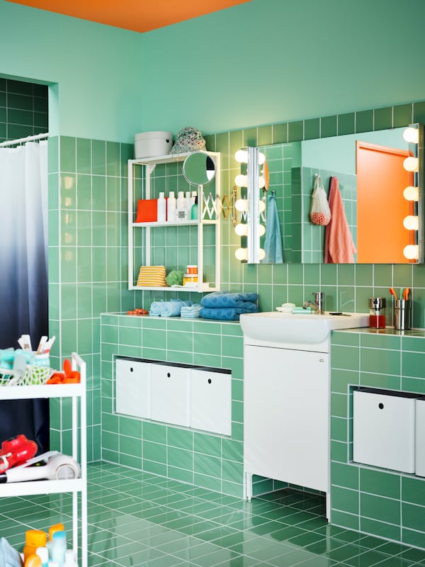 浴室用一个矩形LETTAN镜墙灯上面白色BJORKAN水槽和白色NYSJON脸盆内阁。
