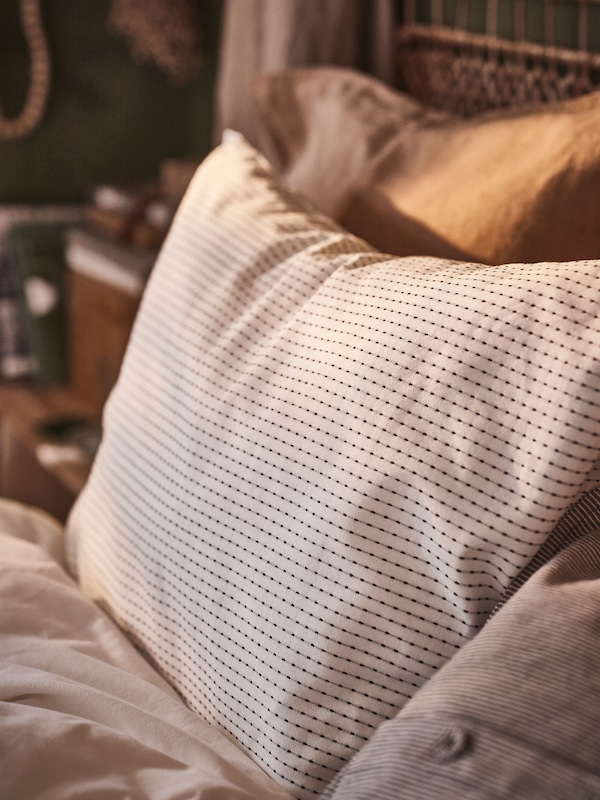 静脉Kissen在einem TAGVECKLARE Kopfkissenbezug auf einem Bett麻省理工学院weiteren Kissen。