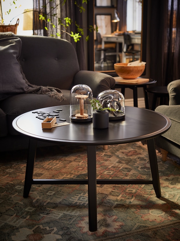 KRAGSTA咖啡桌在黑暗和大气传统风格的客厅装饰物品。