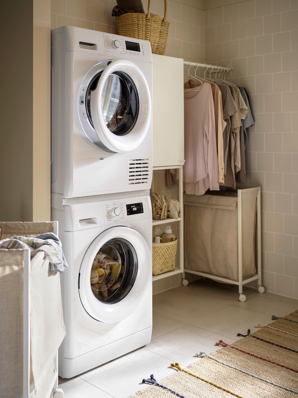 En UDDARP tørretumbler明星烤箱pa En UDDARP vaskemaskine forbundet房颤等TYKARP stablingssæt直到vaskemaskine / tørretumbler。