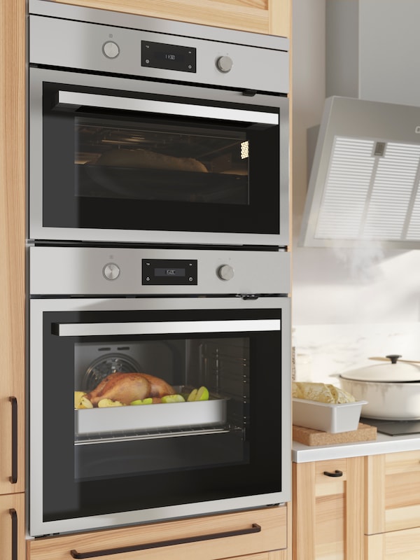 一个ANRATTA压力与热解炉函数在不锈钢固定在墙上的排气罩和厨房用品。