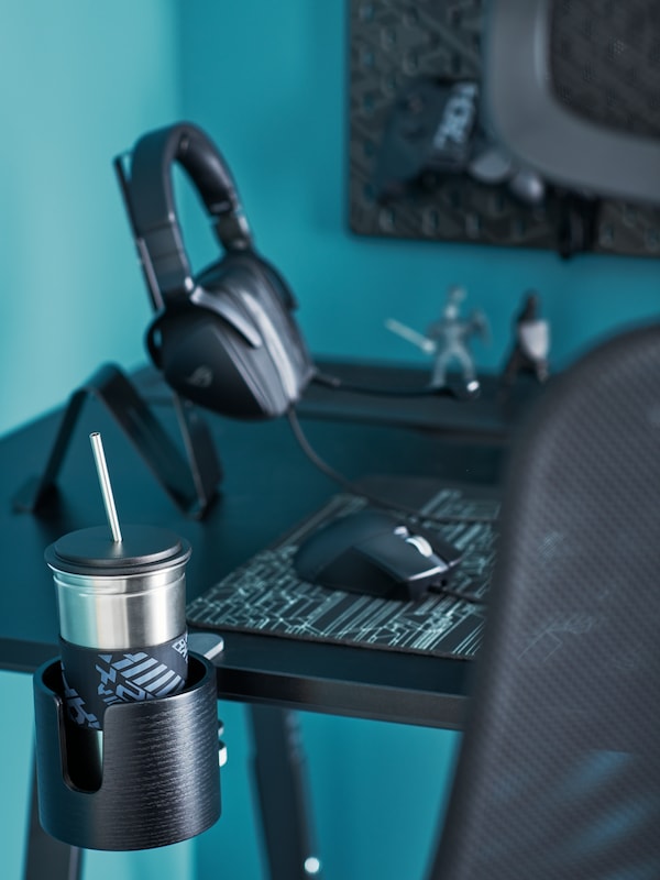一个玩家的办公桌LANESPELARE杯子和杯座,LANESPELARE游戏鼠标垫和一个耳机MOJLIGHET站。