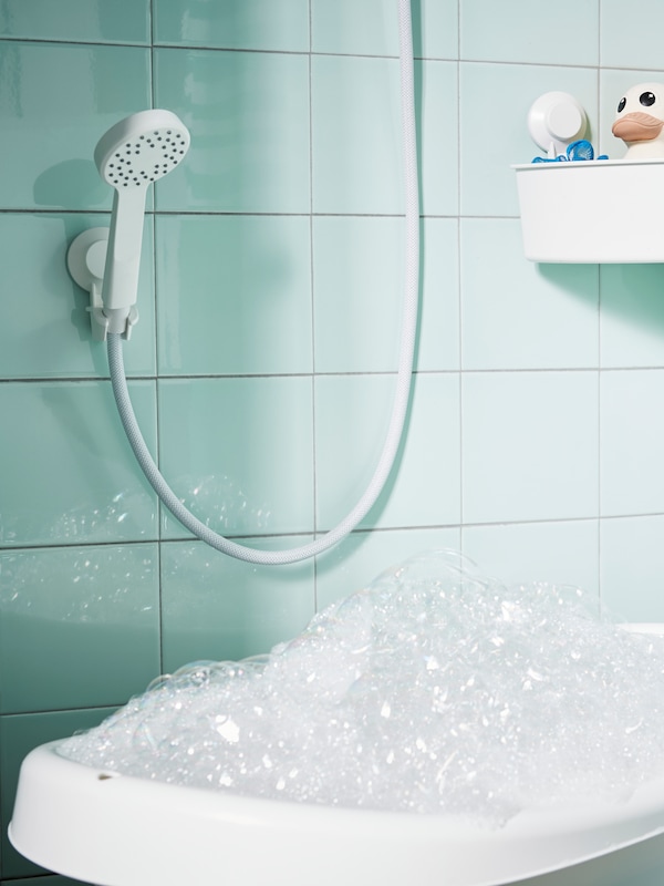 瓷砖淋浴墙LILLREVET单一喷雾hand-shower白色和白色TISKEN角落书架与吸盘装置。