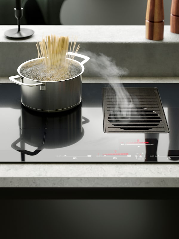 意大利面是不锈钢锅沸腾FORNEBO感应滚刀。蒸汽是吸入器集成。