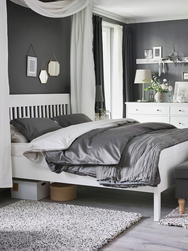 白色与深灰色LUKTJASMIN IDANAS床床单站在附近的一个卧室一个白色IDANAS胸6抽屉。