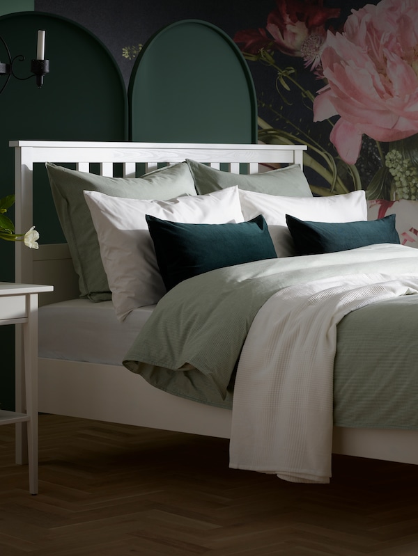 HEMNES白色床架与绿色和白色的枕头和被子