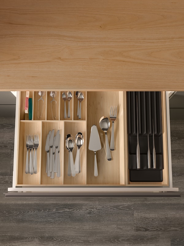 厨房的抽屉打开,整齐地放在UPPDATERA刀具和刀刀具和刀盘竹子。