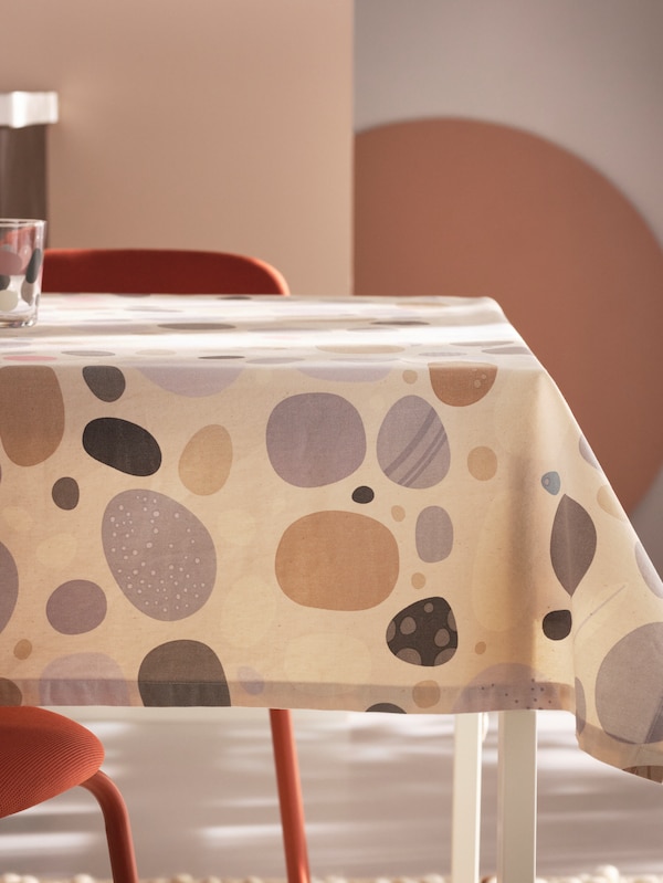 SOMMARFLOX台布的桌子和玻璃图案的石头在多色,棕色/红色OSTANO椅子。