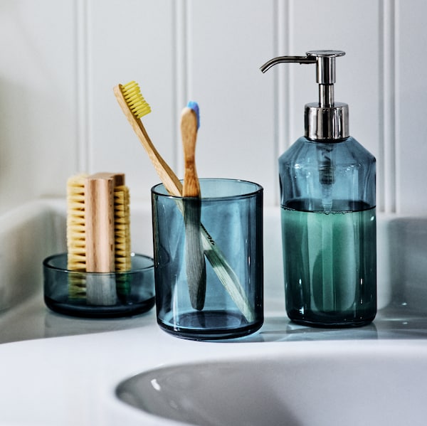 SKISSEN玻璃浴室三件套的洗手盆,指甲刷,牙刷和液体肥皂。