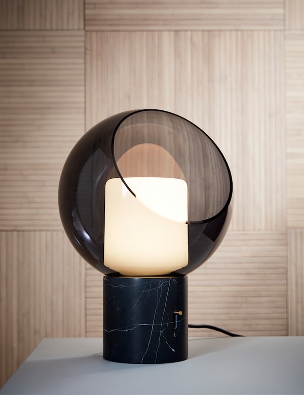 EVEDAL大型有机形状的现代灯坐在一张桌子前,身后的最小的木制板