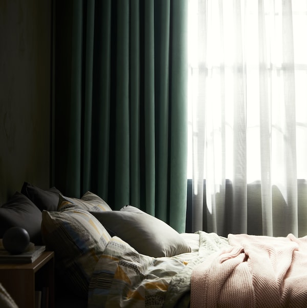 床上站在一个窗口组成的一个窗口处理BIRTNA屏蔽窗帘和HILJA窗帘。