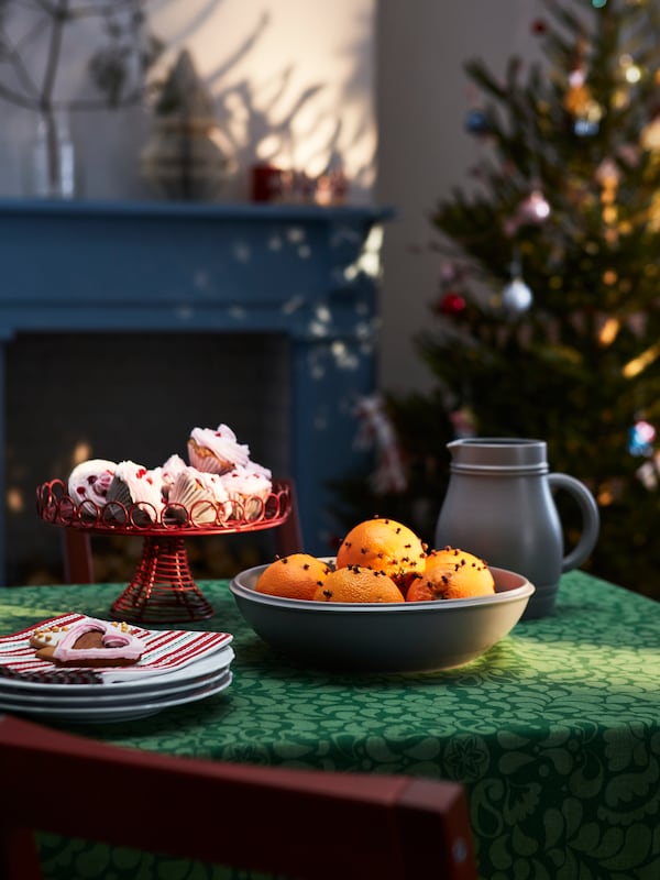 Katetulla joulupöydällä on VINTERFINT-pöytäliina, kanu, tarjoiluastia, kulho ja raidalliset lautasliinat。
