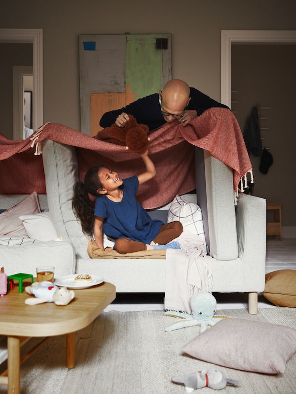 客厅BRONDEN地毯和孩子玩他父亲PARUP沙发。