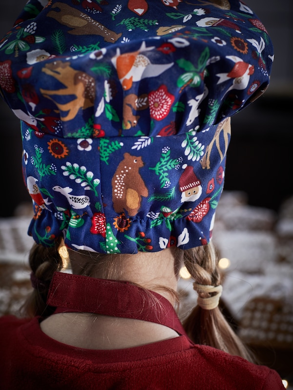 的弹性后侧animal-patterned酿造2021儿童帽子,装饰一个年轻女孩的头。