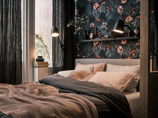 床前的花卉墙纸装饰墙被黑暗包围撩起窗帘,淡粉色INGABRITTA扔在上面。
