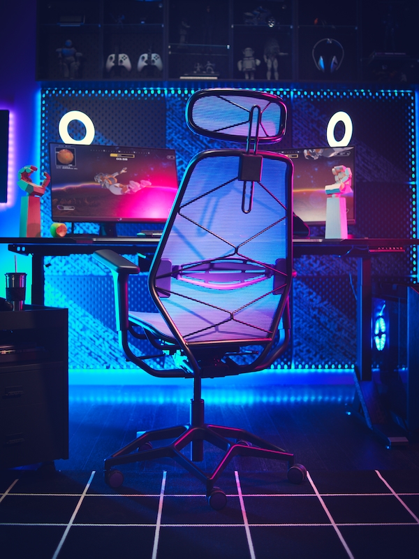 紫色/黑色STYRSPEL游戏椅子在书桌前有两个显示器和环灯上,被蓝色LED照明灯。