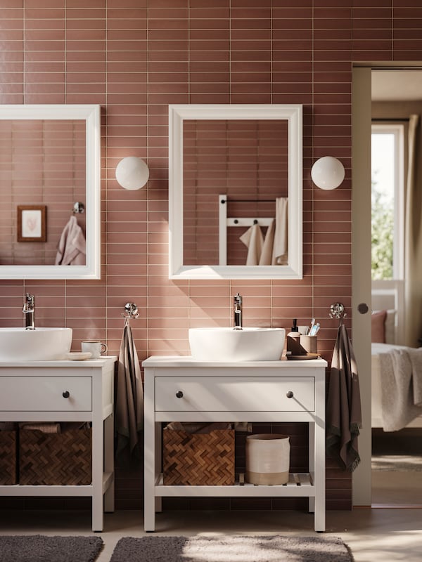 浴室天花板FRIHULT /墙灯不锈钢颜色、和HEMNES / TORNVIKEN浴室家具在白色的。