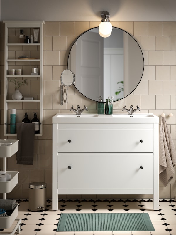 浴室HEMNES清洗站有两个抽屉的白色和ODENSVIK脸盆和LINDBYN镜子黑色。