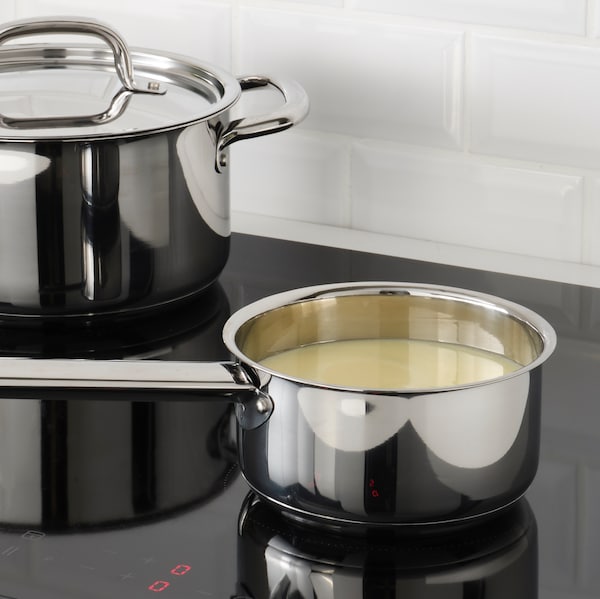 宜家感应亚博平台信誉怎么样两个365 +平底锅中心,一个盖子。无盖的平底锅是用来加热汤。
