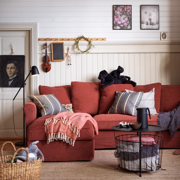 浅红色GRONLID 3三种座位沙发和躺椅在乡村的客厅环境软抛出和缓冲。