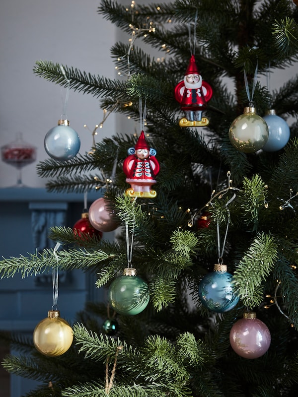 VINTERFINT装饰物,装饰物描绘民间传说人物和连锁STRALA LED照明装饰一棵圣诞树。